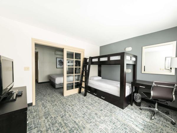 Best Western Inn & Suites San Diego Zoo -SeaWorld Area : photo 2 de la chambre suite lit king-size avec lits superposés - non-fumeurs