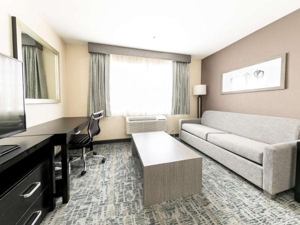 Best Western Inn & Suites San Diego Zoo -SeaWorld Area : photo 3 de la chambre suite avec 2 lits doubles et canapé-lit - non-fumeurs