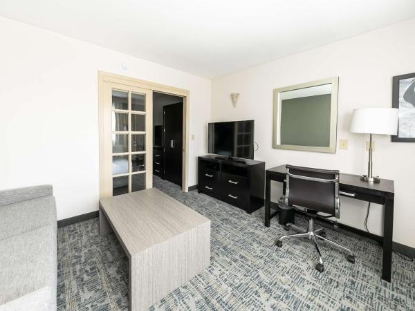 Best Western Inn & Suites San Diego Zoo -SeaWorld Area : photo 2 de la chambre suite avec 2 lits doubles et canapé-lit - non-fumeurs