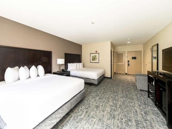 Best Western Inn & Suites San Diego Zoo -SeaWorld Area : photo 3 de la chambre chambre avec 2 lits queen-size et baignoire - accessible aux personnes à mobilité réduite - non-fumeurs