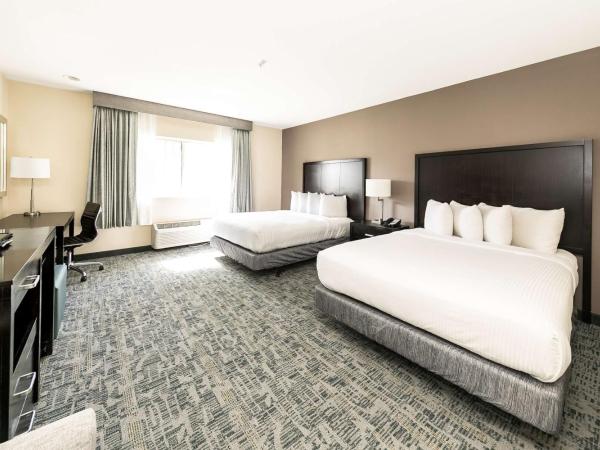 Best Western Inn & Suites San Diego Zoo -SeaWorld Area : photo 5 de la chambre chambre avec 2 lits queen-size et baignoire - accessible aux personnes à mobilité réduite - non-fumeurs