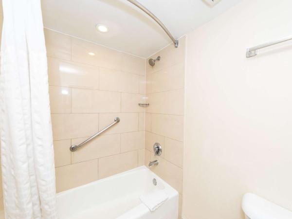 Best Western Inn & Suites San Diego Zoo -SeaWorld Area : photo 1 de la chambre suite avec 2 lits doubles et canapé-lit - non-fumeurs