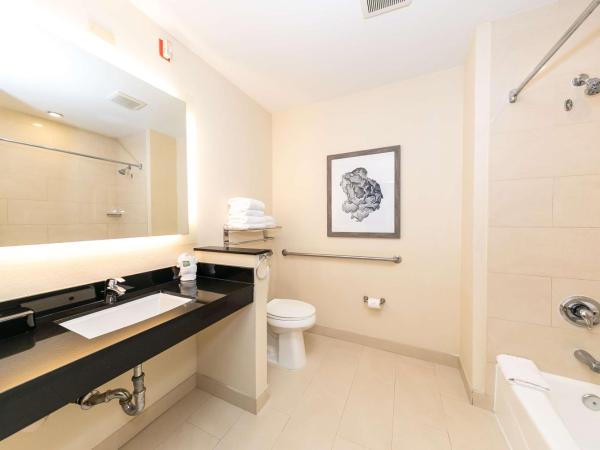 Best Western Inn & Suites San Diego Zoo -SeaWorld Area : photo 1 de la chambre chambre avec 2 lits queen-size et baignoire - accessible aux personnes à mobilité réduite - non-fumeurs