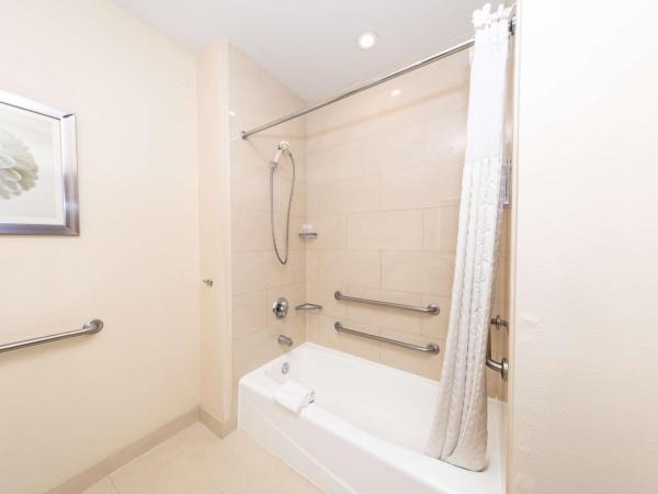 Best Western Inn & Suites San Diego Zoo -SeaWorld Area : photo 2 de la chambre chambre avec 2 lits queen-size et baignoire - accessible aux personnes à mobilité réduite - non-fumeurs