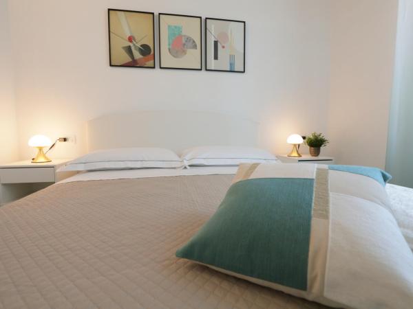 Zuara9Room Rimini : photo 3 de la chambre chambre double avec salle de bains privative séparée