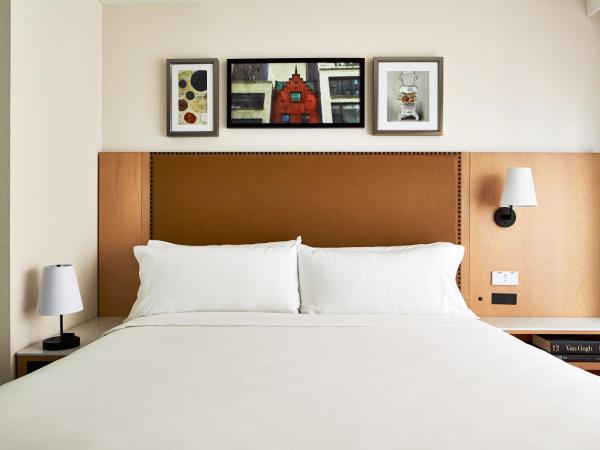 Hotel Indigo NYC Financial District, an IHG Hotel : photo 1 de la chambre chambre lit king-size standard avec douche avec siège de transfert - accessible aux personnes à mobilité réduite