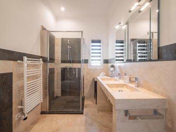 La Fabrique à Poupées - Chambres de charme au coeur de Menton : photo 10 de la chambre chambre double avec balcon