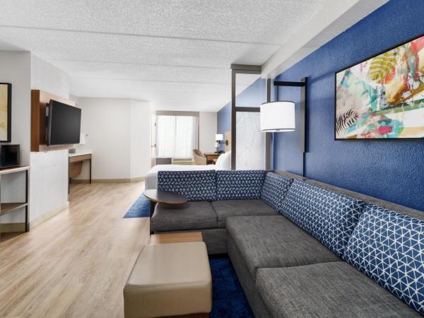 Hyatt Place across from Universal Orlando Resort : photo 2 de la chambre chambre lit king-size pour personnes à mobilité réduite avec canapé-lit et baignoire adaptée