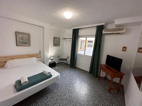 Hostal San Felipe : photo 2 de la chambre chambre double avec salle de bains privative