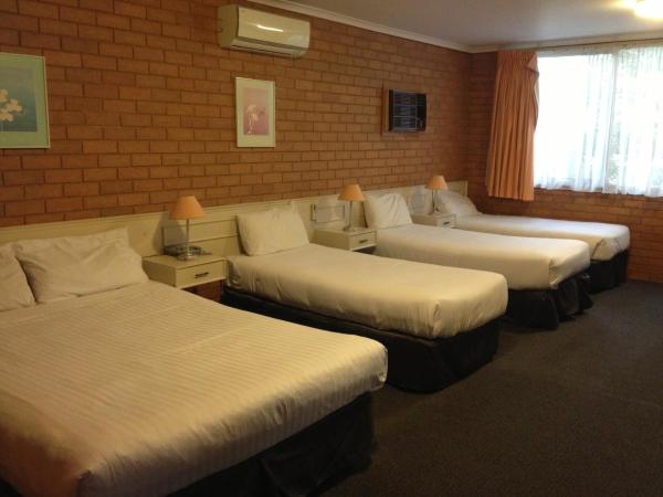 Essendon Motel : photo 1 de la chambre chambre avec 3 lits queen-size