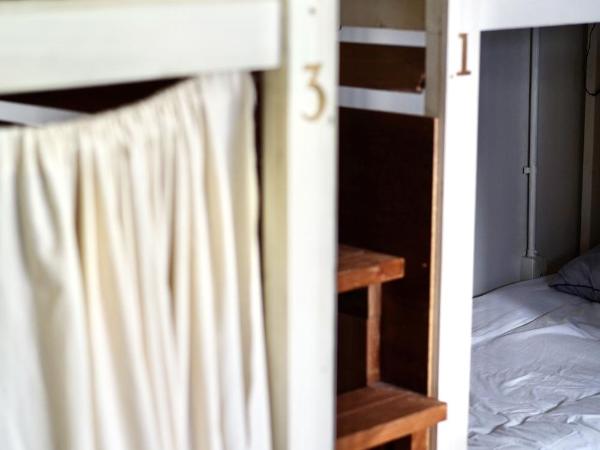 Hostel Ini kobe & Donut cafe : photo 4 de la chambre chambre familiale avec salle de bains commune