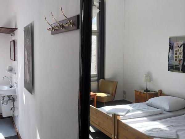 Die Fabrik - Hostel : photo 8 de la chambre chambre double avec salle de bains commune