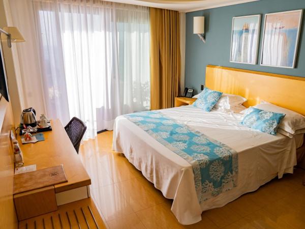 Taormina Panoramic Hotel : photo 6 de la chambre chambre double ou lits jumeaux deluxe - vue sur mer