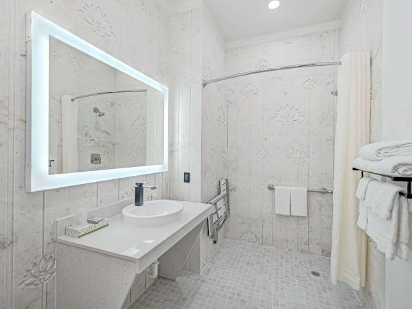 SureStay Hotel by Best Western Houston Southeast : photo 3 de la chambre queen suite with two queen beds and walk-in shower - disability access/non-smoking