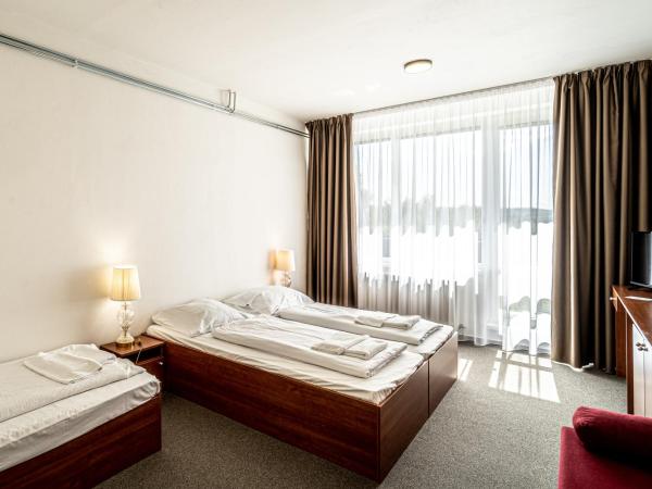 Hotel Fontána : photo 2 de la chambre chambre triple avec balcon