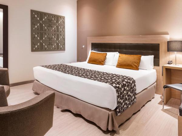 Catalonia Plaza Mayor : photo 4 de la chambre chambre double premium avec terrasse et piscine privée