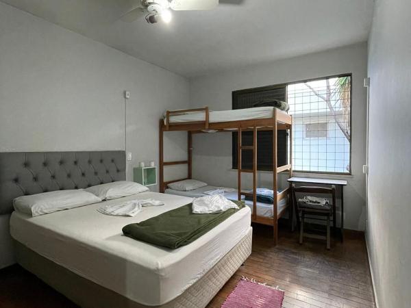 Da Orla Pampulha Hostel : photo 3 de la chambre chambre quadruple avec salle de bains commune