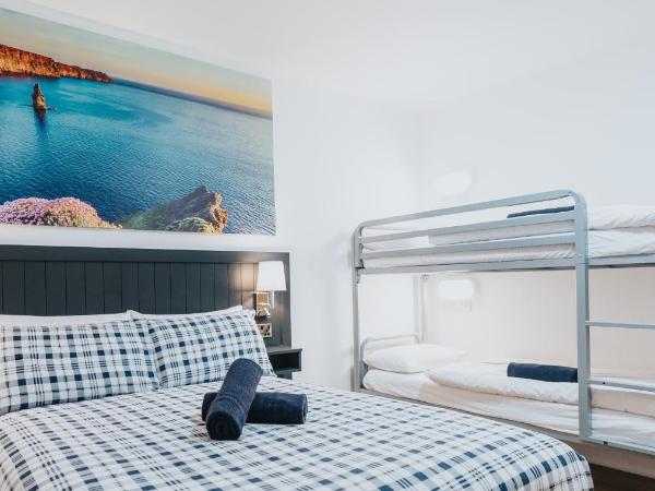 Snoozles Galway City Centre : photo 3 de la chambre chambre familiale avec salle de bains privative