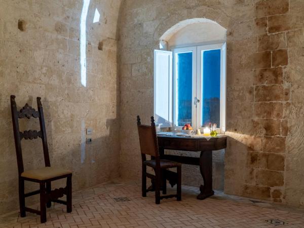 Sextantio Le Grotte Della Civita : photo 3 de la chambre suite familiale avec balcon