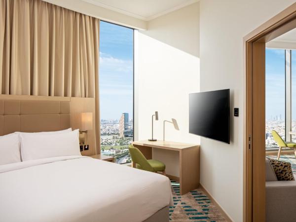 Holiday Inn & Suites - Dubai Science Park, an IHG Hotel : photo 8 de la chambre suite 1 chambre lit king-size avec canapé-lit - non-fumeurs