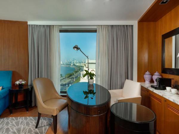 InterContinental Marine Drive Mumbai, an IHG Hotel : photo 10 de la chambre 1 king bed 1 bedroom suite sea view
