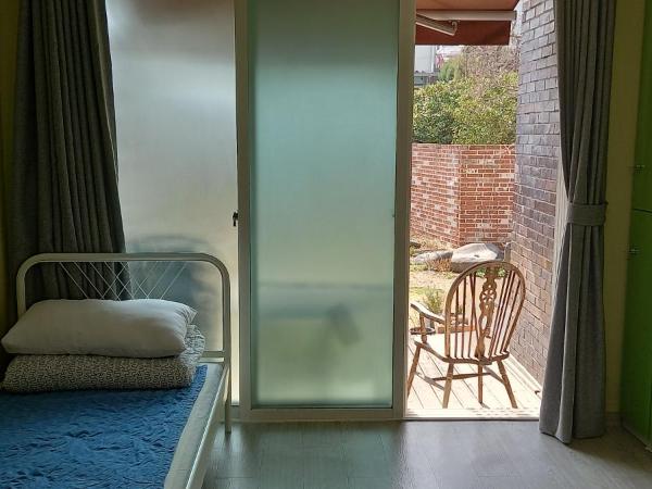 Hans House : photo 6 de la chambre chambre familiale avec salle de bains privative