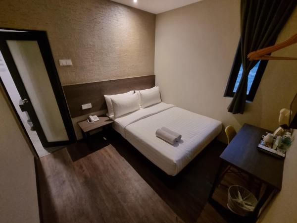 MIICO Hotel @ Mount Austin : photo 4 de la chambre chambre lit queen-size avec fenêtre