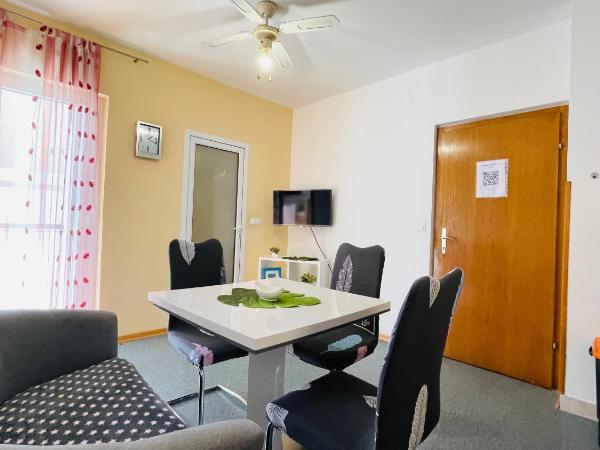 Apartmans and Rooms Madunic I : photo 10 de la chambre appartement avec balcon
