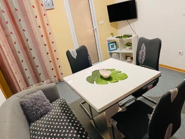 Apartmans and Rooms Madunic I : photo 5 de la chambre appartement avec balcon