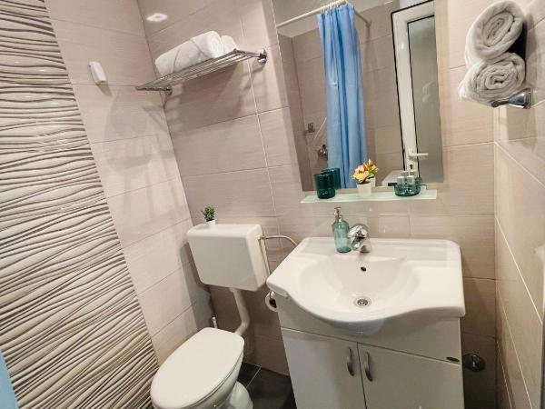 Apartmans and Rooms Madunic I : photo 8 de la chambre appartement avec balcon