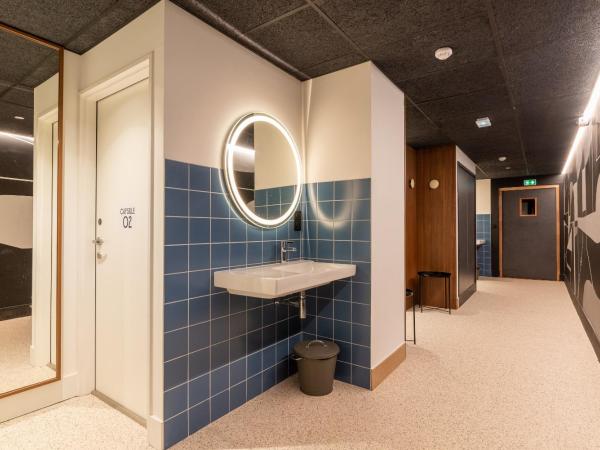 JOST Auberge de Jeunesse Bordeaux Gare Saint Jean : photo 4 de la chambre jost box - petite chambre de 5 m² avec salle de bains et toilettes communes (capsule)