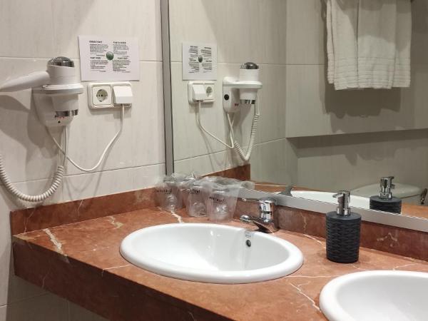 Hotel Travessera : photo 3 de la chambre petite chambre quadruple standard