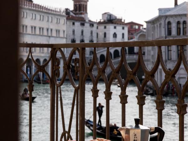 The Venice Venice Hotel : photo 4 de la chambre chambre lit king-size avec balcon - vue sur grand canal et le pont du rialto