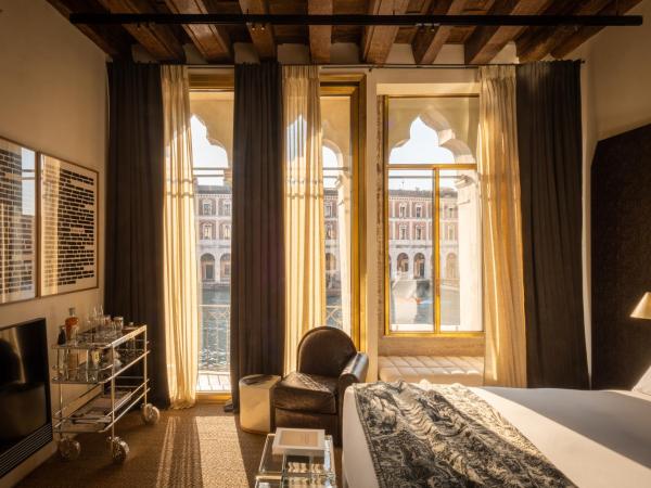 The Venice Venice Hotel : photo 2 de la chambre chambre lit king-size avec balcon - vue sur grand canal et le pont du rialto