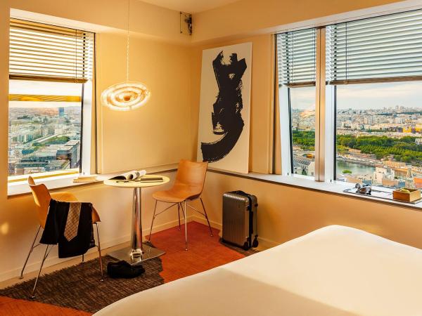 Too Hotel Paris - MGallery : photo 2 de la chambre chambre lit queen-size exécutive - vue sur la tour eiffel