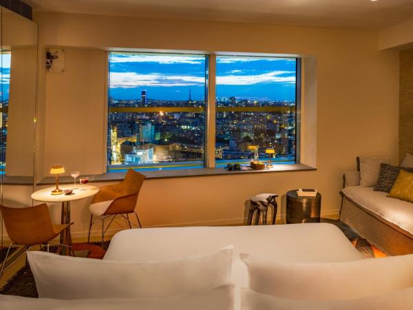 Too Hotel Paris - MGallery : photo 4 de la chambre suite junior tour eiffel - vue sur paris et coucher de soleil
