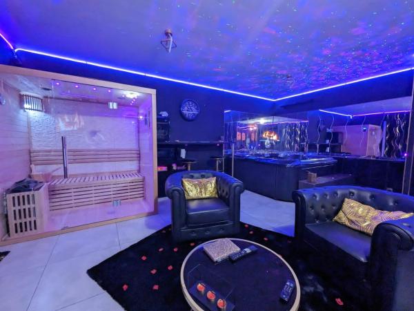 Suite Romantique Jacuzzi & Sauna privé Full options TV : photo 6 de la chambre suite avec jacuzzi