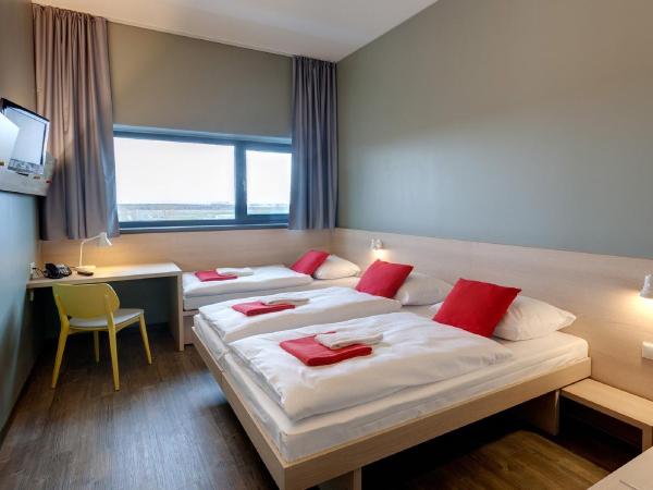 MEININGER Hotel Berlin Airport : photo 3 de la chambre chambre triple