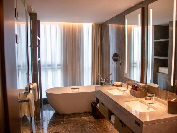 LN Dongfang Hotel Pazhou-Free Shuttle Buses and Registration Counter for Purchasing Agents during the Canton Fair : photo 6 de la chambre suite supérieure