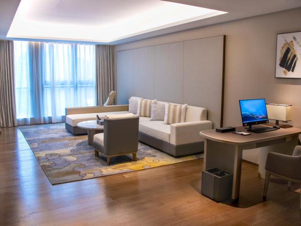 LN Dongfang Hotel Pazhou-Free Shuttle Buses and Registration Counter for Purchasing Agents during the Canton Fair : photo 9 de la chambre suite deluxe