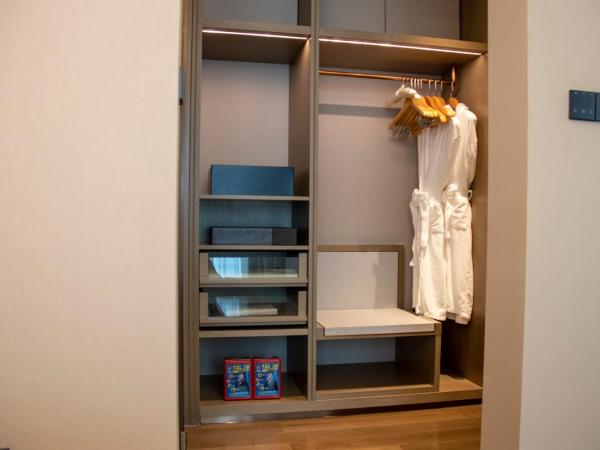 LN Dongfang Hotel Pazhou-Free Shuttle Buses and Registration Counter for Purchasing Agents during the Canton Fair : photo 10 de la chambre suite supérieure