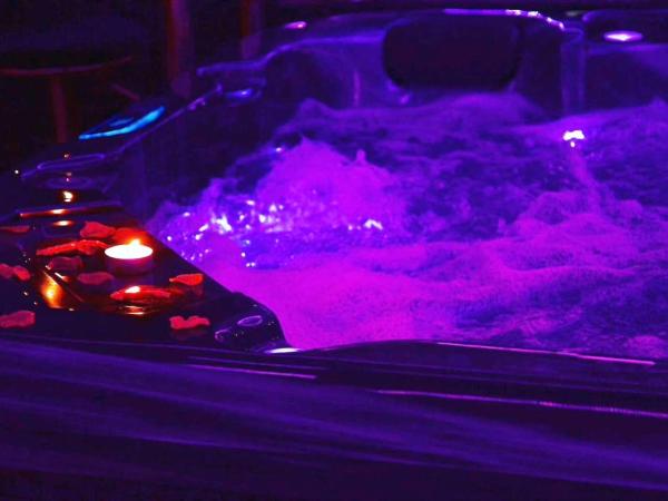 Suite Romantique Jacuzzi & Sauna privé Full options TV : photo 3 de la chambre suite avec jacuzzi