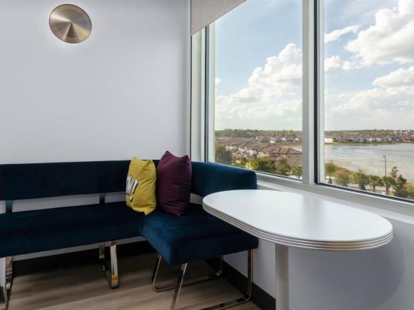 Aloft Orlando Lake Buena Vista : photo 2 de la chambre chambre king avec canapé-lit et vue sur le lac