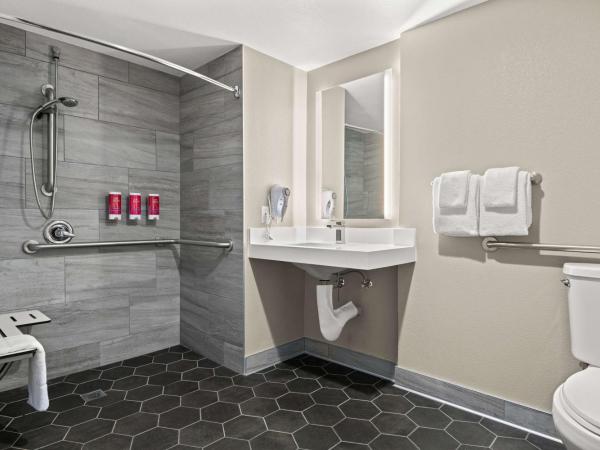 SureStay Hotel by Best Western San Diego Pacific Beach : photo 4 de la chambre chambre lit queen-size avec douche accessible en fauteuil roulant