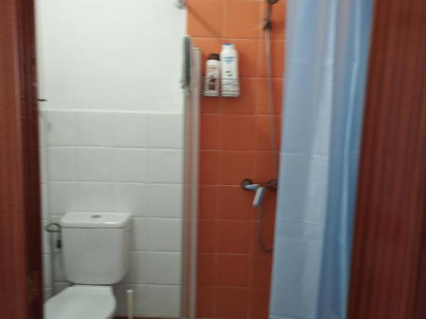 Vivienda Turística Templo Romano : photo 2 de la chambre chambre double avec salle de bains privative