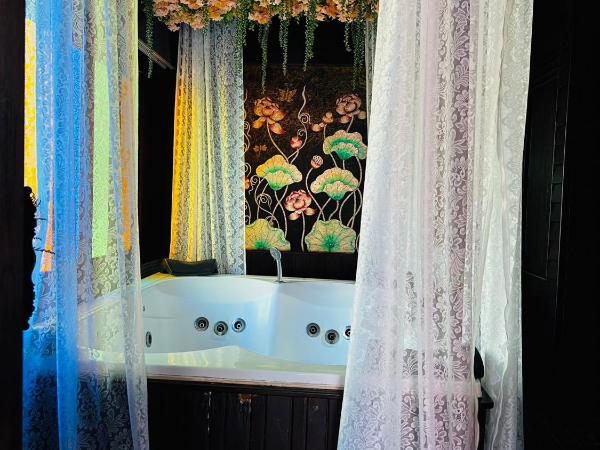 Singha Montra Lanna Boutique Style Hotel : photo 4 de la chambre suite lanna avec bain à remous