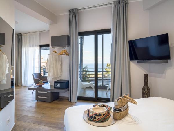 Taormina Palace Hotel : photo 2 de la chambre chambre familiale avec balcon - vue partielle sur mer