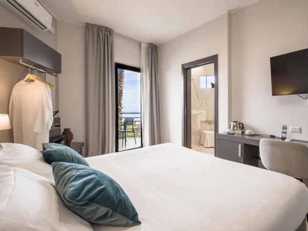 Taormina Palace Hotel : photo 9 de la chambre chambre double avec balcon - vue partielle sur mer