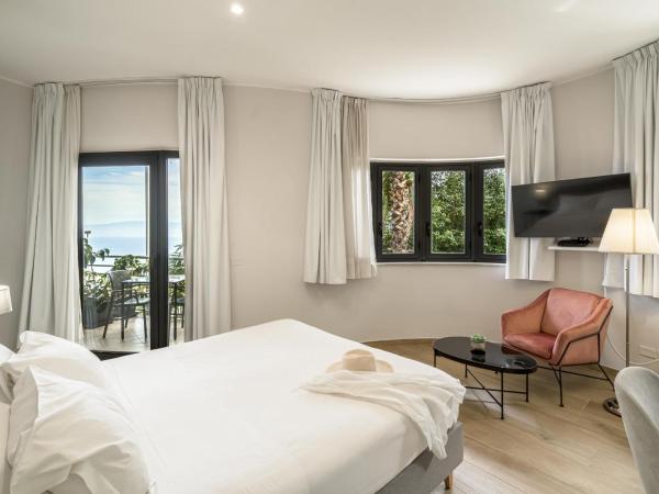 Taormina Palace Hotel : photo 1 de la chambre chambre double avec balcon - vue partielle sur mer
