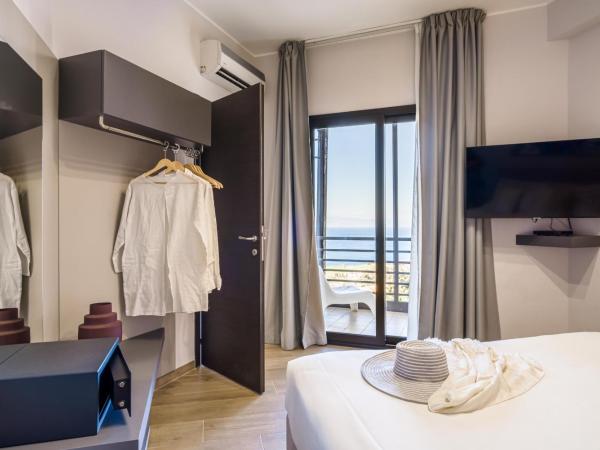 Taormina Palace Hotel : photo 2 de la chambre chambre familiale avec balcon - vue sur mer